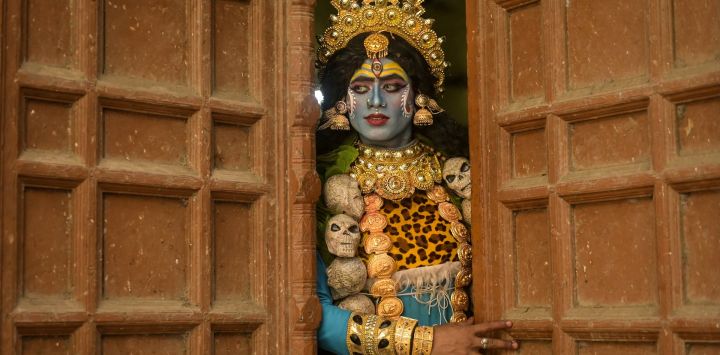 Una artista vestida como la diosa hindú Kali espera para participar en una procesión religiosa con motivo del festival Ram Navami en Amritsar, India.