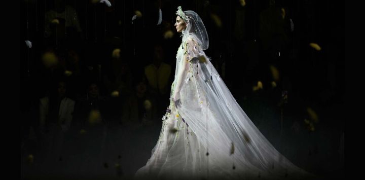 Una modelo luce una creación de la colección Heaven Gaia de Xiong Ying durante la Semana de la Moda de China en Pekín.