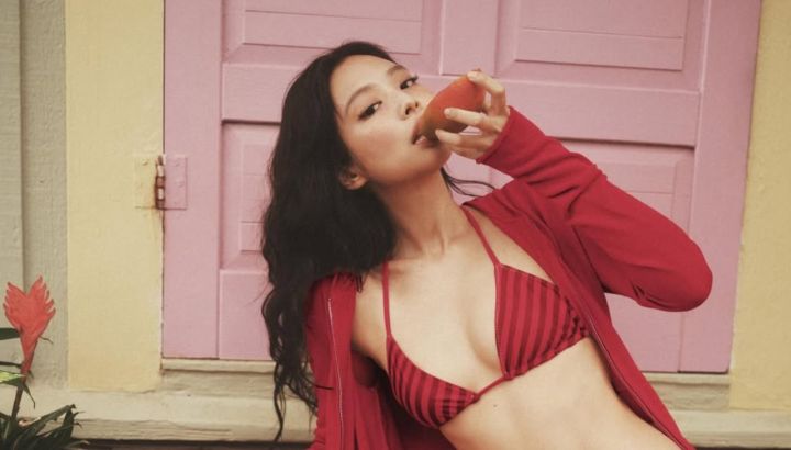 JENNIE anuncia con explosivas fotos su colección de bikinis con la marca Frankies