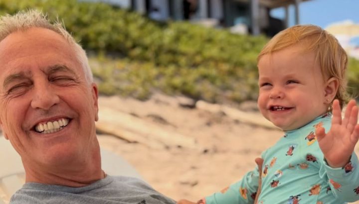 El tierno look de Milenka para acompañar a Marley al trabajo: enterito, volados y zapatillas