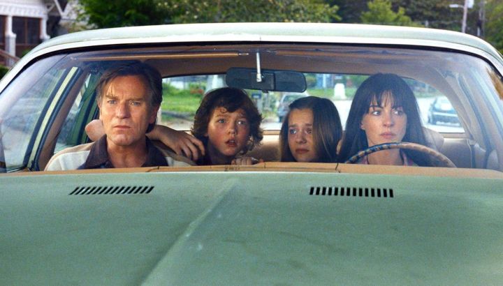 Lanzaron el tráiler de "The End of Oak Street", la película que unirá a Anne Hathaway y Ewan McGregor