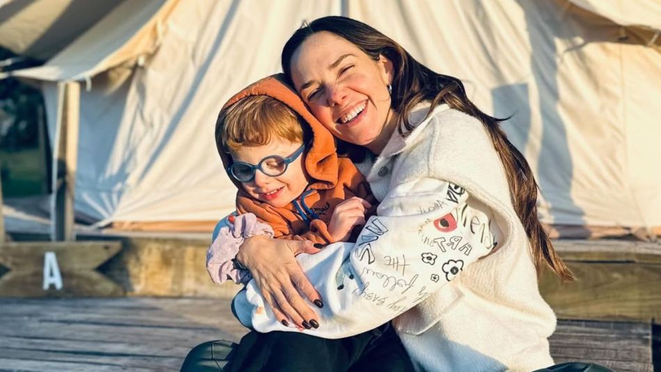 Julieta Nair Calvo junto a su hijo