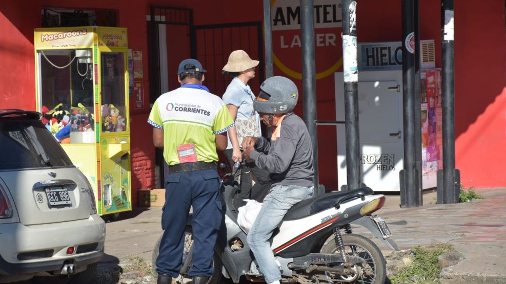 pelea en control de tránsito