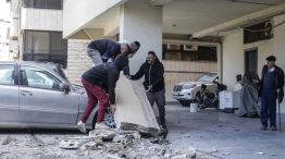 Un bloque de hormigón cayó sobre un coche tras un ataque israelí en el sur de Beirut, la capital de Líbano