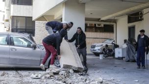 Un bloque de hormigón cayó sobre un coche tras un ataque israelí en el sur de Beirut, la capital de Líbano