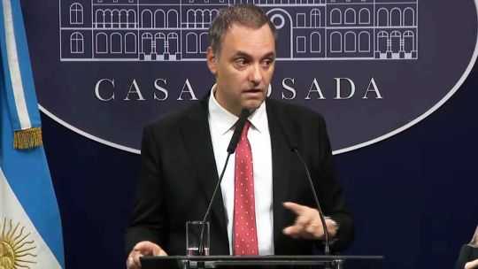 Tensión en Argentina: la corrupción que envuelve a la AFA y Manuel Adorni y un tiroteo escolar en Santa Fe