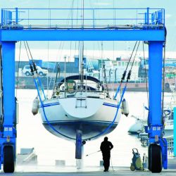 El invierno suele ser una época para buscar nueva guardería, ya que muchas camas quedan vacantes. Si la decisión es no navegar durante el invierno, dejar el tanque de combustible con un 20 % de carga.