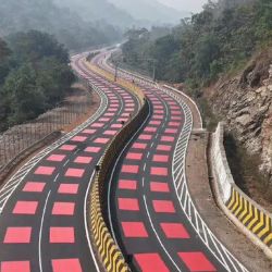 Se extiende por un tramo estratégico de la ruta nacional NH-45, que conecta las ciudades de Bhopal y Jabalpur.