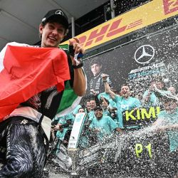 El piloto italiano de Mercedes, Kimi Antonelli, celebra con su equipo tras ganar el Gran Premio de Japón de Fórmula 1 en el circuito de Suzuka, en la prefectura de Mie. | Foto:Philip Fong / AFP