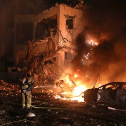 Imagen de un miembro de las fuerzas de seguridad y rescate israelíes trabajando en el sitio donde un misil balístico disparado desde Irán golpeó y causó daños, en Tel Aviv, Israel. Medio Oriente se encuentra de nuevo atrapado en un ciclo de escalada de violencia. El número de víctimas civiles aumenta, las tensiones regionales se intensifican y el riesgo de una guerra a gran escala crece día a día. | Foto:Xinhua/Gideon Markowicz/JINI