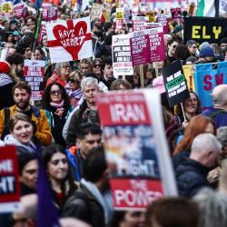 Manifestantes con pancartas y banderas participan en una marcha contra la extrema derecha, organizada por Together Alliance, en el centro de Londres, Inglaterra. | Foto:HENRY NICHOLLS / AFP