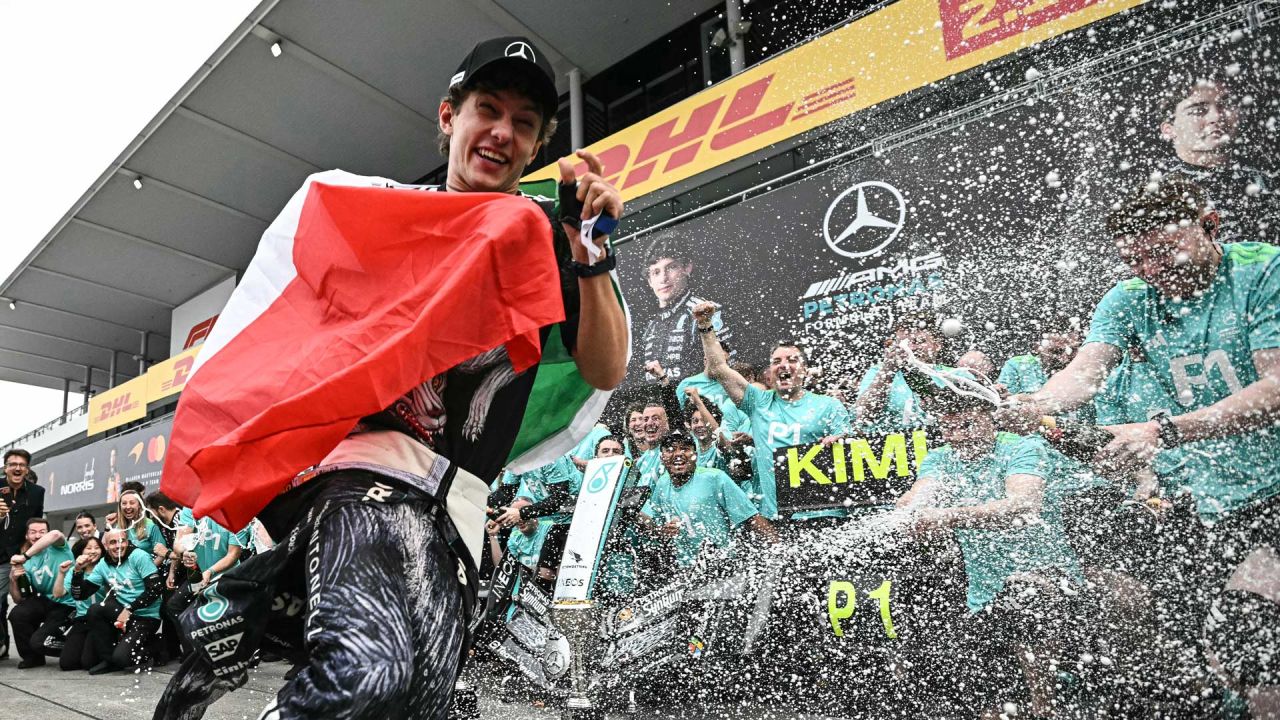 El piloto italiano de Mercedes, Kimi Antonelli, celebra con su equipo tras ganar el Gran Premio de Japón de Fórmula 1 en el circuito de Suzuka, en la prefectura de Mie. | Foto:Philip Fong / AFP