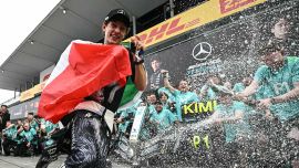 El piloto italiano de Mercedes, Kimi Antonelli, celebra con su equipo tras ganar el Gran Premio de Japón de Fórmula 1 en el circuito de Suzuka, en la prefectura de Mie.