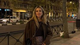 Wada Ramón, la esposa de Guido Rodríguez, confirma el regreso del estilo effortless chic con jeans relajados y campera de gamuza