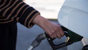 Recomiendan hacer teletrabajo ante el alza del petróleo.