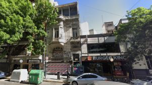Subastan un petit hotel abandonado en Caballito. 