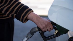 Recomiendan hacer teletrabajo ante el alza del petróleo.