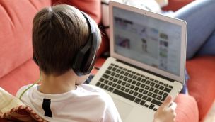 Recomiendan limitar el uso de pantallas a menores de 5 años