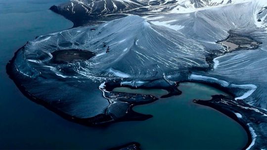 Detectaron por primera vez microplásticos en las costas de la isla Decepción de la Antártida