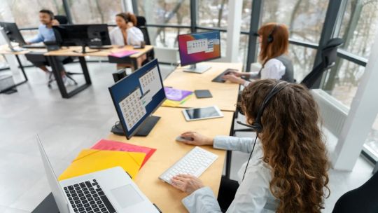 Las empresas proyectan subas salariales del 24% en 2026 y apuestan a menos ajustes durante el año
