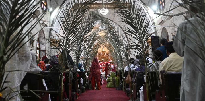 Devotos cristianos asisten a la misa del Domingo de Ramos en la iglesia de San Antonio en Lahore, Pakistán.