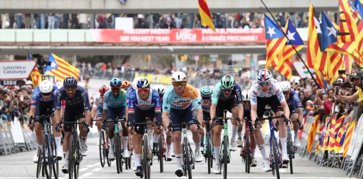 El ciclista australiano Brady Gilmore (C), del equipo NSN Cycling Team, cruza en primer lugar la línea de meta de la séptima y última etapa de la Vuelta a Cataluña 2026, una carrera de 95,1 km en Barcelona.