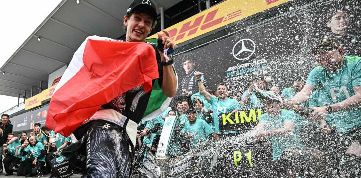 El piloto italiano de Mercedes, Kimi Antonelli, celebra con su equipo tras ganar el Gran Premio de Japón de Fórmula 1 en el circuito de Suzuka, en la prefectura de Mie.