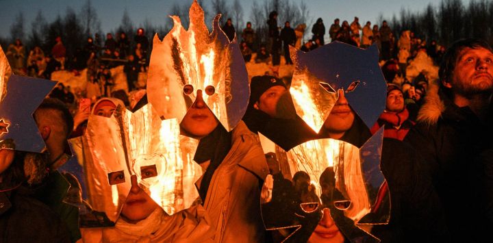 Espectadores disfrazados observan la quema del "Corazón Ardiente", una estructura de madera creada por el artista ruso Nikolay Polissky, durante las celebraciones de "Maslenitsa", la festividad eslava oriental del Carnaval, en la aldea de Nikola-Lenivets, región de Kaluga, a unos 220 km (140 millas) de Moscú. El Carnaval o Maslenitsa es una antigua ceremonia de despedida del invierno, que se celebra tradicionalmente en Bielorrusia, Rusia y Ucrania e incluye la quema de una gran efigie.