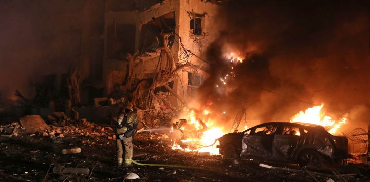 Imagen de un miembro de las fuerzas de seguridad y rescate israelíes trabajando en el sitio donde un misil balístico disparado desde Irán golpeó y causó daños, en Tel Aviv, Israel. Medio Oriente se encuentra de nuevo atrapado en un ciclo de escalada de violencia. El número de víctimas civiles aumenta, las tensiones regionales se intensifican y el riesgo de una guerra a gran escala crece día a día.