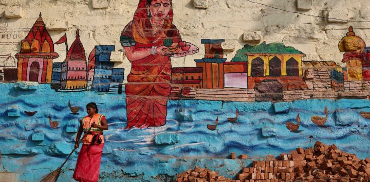 Un trabajador barre las orillas del río Ganges en Bundi Parkota Ghat, en Varanasi, India.