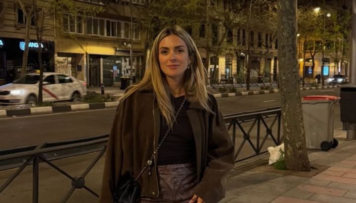 Wada Ramón, la esposa de Guido Rodríguez, confirma el regreso del estilo effortless chic con jeans relajados y campera de gamuza