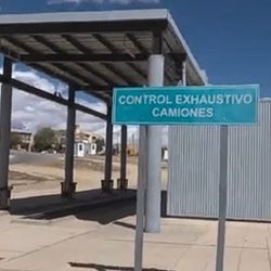 Esta obra incluye un control de scanner de carga con estacionamiento para camiones y carriles diferenciados para vehículos