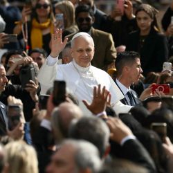 El papa León XIV saluda a su llegada para oficiar una misa en el Estadio Luis II de Mónaco. El papa León XIV se dirige al principado mediterráneo de Mónaco, en la Riviera Francesa, una elección sorpresiva para su primer viaje a Europa occidental como pontífice. El papa, nacido en Estados Unidos y antiguo misionero crítico con la élite adinerada, llegará en helicóptero para pasar un día en el segundo estado más pequeño del mundo, conocido por sus casinos, yates de lujo y restaurantes con estrellas Michelin. | Foto:MARCO BERTORELLO / AFP
