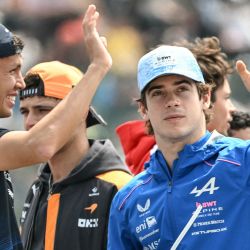 El piloto tailandés de Williams, Alexander Albon y el piloto argentino de Alpine, Franco Colapinto, asisten al desfile de pilotos previo al Gran Premio de Japón de Fórmula 1 en el circuito de Suzuka, en la prefectura de Mie. | Foto:Toshifumi Kitamura / AFP