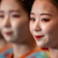 Las maiko (aprendices de geisha) participan en una entrevista de prensa antes de un ensayo para el "Miyako Odori" anual, que significa "danza de la capital" en japonés, en el Gion Kobu Kaburenjo de Kioto. | Foto:Philip Fong / AFP