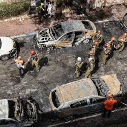 Los equipos de primera intervención evalúan los daños tras un ataque iraní sobre Petah Tikva. Irán lanzó misiles por todo Oriente Medio, mientras su capital sufría nuevas explosiones, después de que el presidente estadounidense Donald Trump amenazara el principal centro de exportación de petróleo del país, las centrales eléctricas y las plantas desalinizadoras. | Foto:JACK GUEZ / AFP