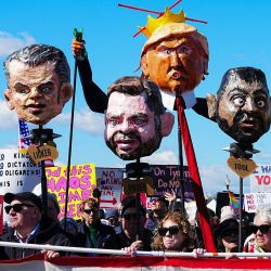 Manifestantes portan efigies del presidente estadounidense Trump y funcionarios de su administración durante la jornada nacional de protesta "No Kings" cerca del Puente Memorial en Washington, D.C.. Se esperan protestas a nivel nacional contra el presidente estadounidense Donald Trump, mientras millones de personas expresan su furia por lo que consideran su tendencia autoritaria y otras formas de gobierno cruel que pisotean la ley. Es la tercera vez en menos de un año que los estadounidenses saldrán a las calles como parte del movimiento popular "No Kings", la manifestación más visible y contundente de oposición a Trump desde que comenzó su segundo mandato en enero de 2025. | Foto:Aaron Schwartz / AFP
