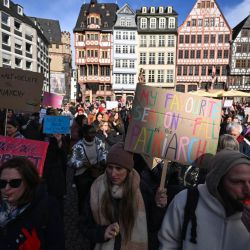 Participantes se manifestaron con pancartas contra la violencia digital en la plaza Roemer de Frankfurt, en el oeste de Alemania. La iniciativa "¡Es reicht!" (¡Ya basta!) convocó la manifestación, que también se realizó en apoyo a la presentadora de televisión y actriz alemana Collien Fernandes. Las acusaciones de Fernandes, de 44 años, contra su exmarido, el actor Christian Ulmen, han desatado un intenso debate mediático sobre la "violencia digital" que se perpetra cada vez con mayor frecuencia en internet, principalmente contra las mujeres. | Foto:KIRILL KUDRYAVTSEV / AFP
