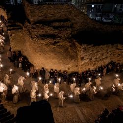 Penitentes de la cofradía del Cristo de la Buena Muerte participan en la procesión durante la Semana Santa en la localidad de Zamora, al noroeste de España. Las coloridas celebraciones de la Semana Santa en España comenzaron esta semana, con procesiones centenarias de fieles que portan carrozas adornadas con flores y coronadas con estatuas de Cristo o la Virgen María, que congregan a multitudes. Organizadas por diversas cofradías religiosas, las procesiones se celebran en todo el país durante la semana previa al Domingo de Pascua, que este año, en la Iglesia Católica, cae el 5 de abril de 2026. | Foto:Cesar Manso / AFP