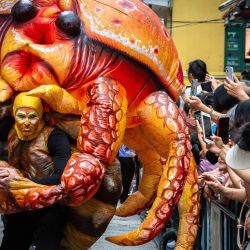 Un artista disfrazado de cangrejo baila durante el Desfile Internacional de Macao en Macao. | Foto:Eduardo Leal / AFP