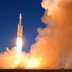 Un cohete portador Lijian-2 Y1 con tres satélites a bordo despega desde la zona piloto de innovación aeroespacial comercial de Dongfeng, en el noroeste de China. El cohete despegó a las 19:00 horas (hora de Beijing) desde una zona piloto de innovación aeroespacial comercial en el noroeste del país y colocó con éxito los satélites en sus órbitas planificadas. | Foto:Xinhua/Wang Jiangbo