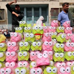 Vendedores ambulantes ofrecen sus productos en el Gran Bazar de Teherán. El presidente estadounidense Donald Trump desestimó las preocupaciones sobre el aumento vertiginoso de los precios mundiales y amenazó con destruir los pozos petrolíferos, las centrales eléctricas y la principal terminal de exportación de Irán si Teherán no acepta rápidamente un acuerdo de paz. | Foto:ATTA KENARE / AFP