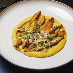 Zanahorias asadas con hummus casero.