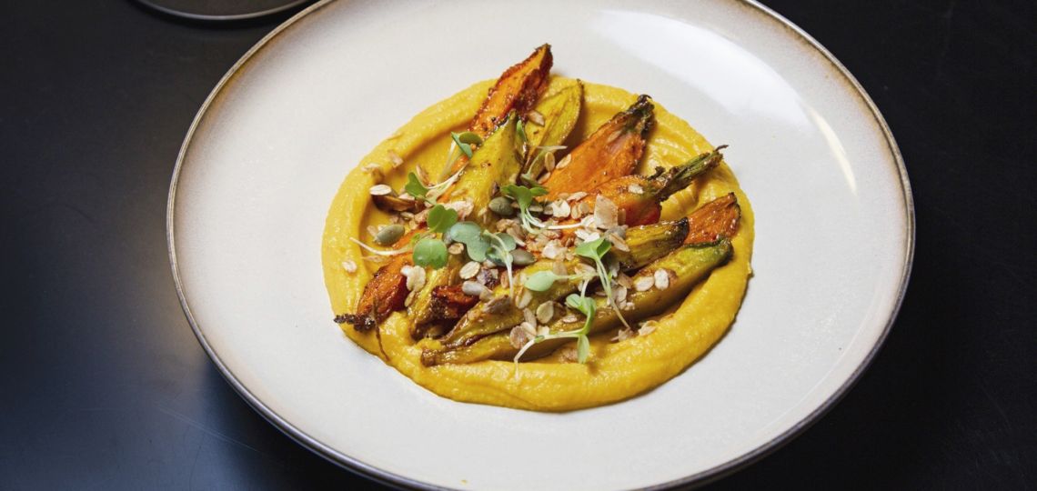 Receta de otoño: cómo hacer zanahorias asadas con hummus casero