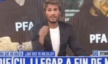 Hilarante: el periodista Tomás Dente se peleó con los zócalos de su programa