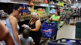 Los hogares argentinos compran menos y eligen más marcas económicas.