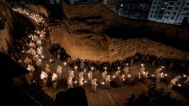 Penitentes de la cofradía del Cristo de la Buena Muerte participan en la procesión durante la Semana Santa en la localidad de Zamora, al noroeste de España. Las coloridas celebraciones de la Semana Santa en España comenzaron esta semana, con procesiones centenarias de fieles que portan carrozas adornadas con flores y coronadas con estatuas de Cristo o la Virgen María, que congregan a multitudes. Organizadas por diversas cofradías religiosas, las procesiones se celebran en todo el país durante la semana previa al Domingo de Pascua, que este año, en la Iglesia Católica, cae el 5 de abril de 2026.