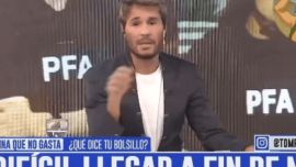 Hilarante: el periodista Tomás Dente se peleó con los zócalos de su programa