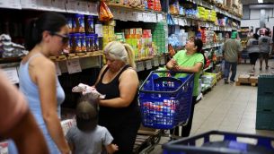 Los hogares argentinos compran menos y eligen más marcas económicas.