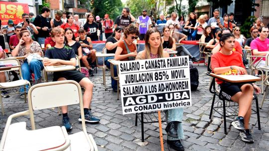 Del aula a la vereda de Adorni: segunda jornada de clases abiertas de la UBA frente al departamento de Caballito